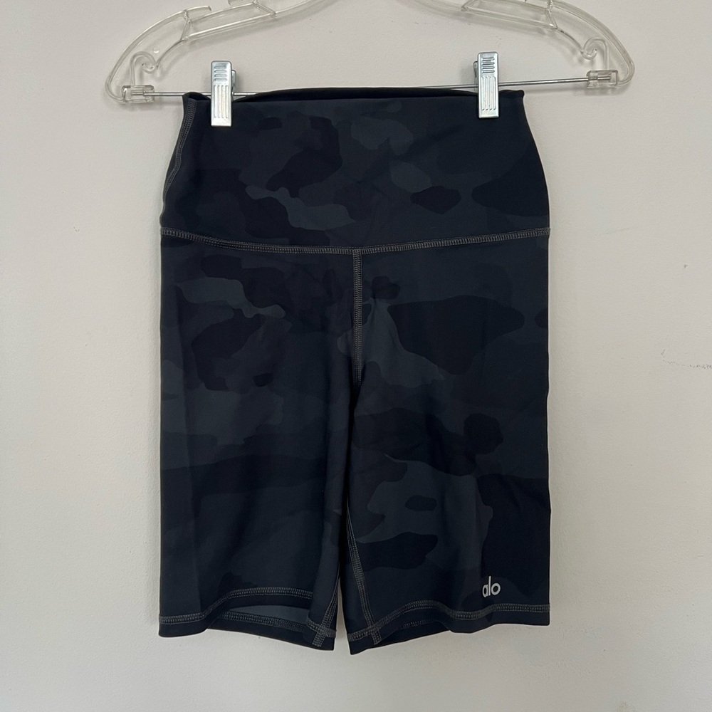 ALO Yoga vapor biker shorts in camo sz XS